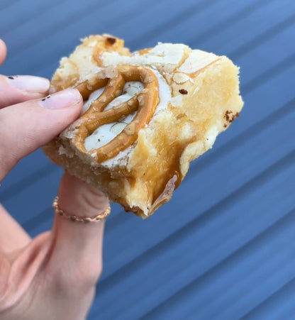 Stroopwafel pretzel Blondie Tray (9 Slices)